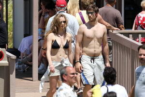 yvonne strahovski in bikini 02.jpg