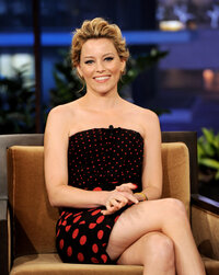 elizabeth banks al tonight show 01.jpg