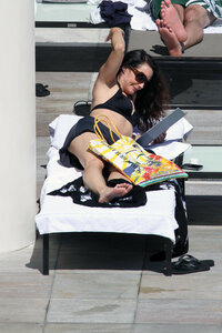 kristin davis in pool 06.jpg