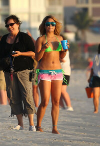 vanessa hudgens sul set 26.jpg