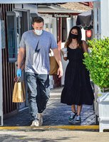 ana-de-armas-and-ben-affleck-pick-up-lunch-to-go-in-brentwood-07-03-2020-3.jpg