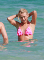 julianne hough in bikini rosa 28.jpg