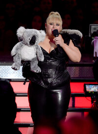 rebel wilson al mtv movie awards 01.jpg