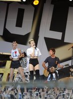 miley cyrus in concerto 01.jpg