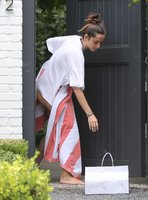 ana-de-armas-geting-food-delivered-at-her-house-in-brentwood-08-15-2020-10.jpg