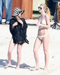 gwyneth paltrow in bikini 03.jpg
