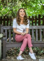 kate-middleton-discuss-pandemic-at-a-park-in-london-09-22-2020-6.jpg