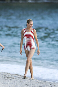 uma thurman al mare 24.jpg