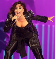 demi lovato in concerto 05.jpg