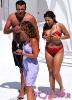 selvaggia_lucarelli_insieme_ad_amici_a_ponza_sfoggia__forme_prorompenti_in_bikini_283a.jpg
