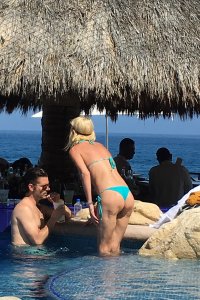 tara reid in bikini 04.jpg