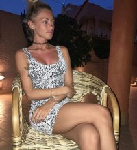 eliana cartella seduta.jpg