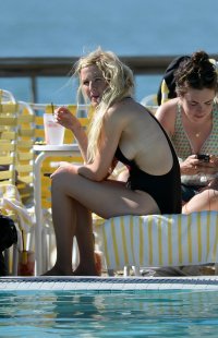 ellie goulding in piscina 03.jpg