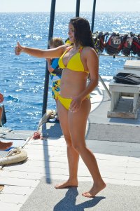 ariel winter in bikini giallo 02.jpg