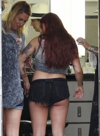 ariel winter sul set 14.jpg