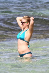 Bikini-Clad-Scarlett-Johansson-Kisses-Boyfriend-on-the-Beach-6-367x550.jpg