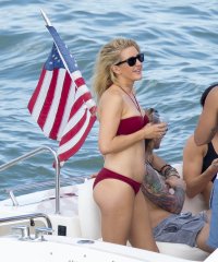ellie goulding in bikini rosso 17.jpg