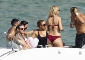 ellie goulding in bikini rosso 24.jpg