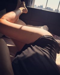 mara adriani gambe.jpg