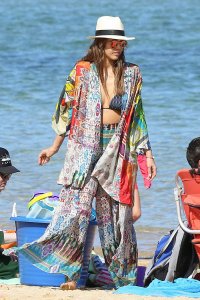 jessica alba in beach 01.jpg