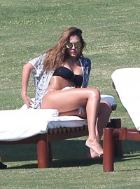 jessica alba in sunbath 04.jpg