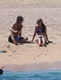 gwyneth paltrow in bikini 02.jpg