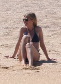 gwyneth paltrow in bikini 08.jpg
