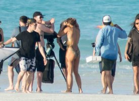 ronda rousey in beach 16.jpg