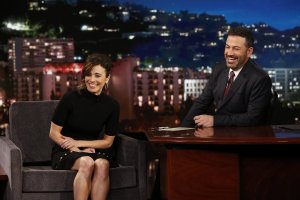 linda cardellini al tonight show 01.jpg