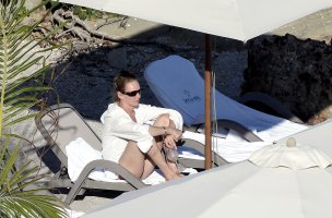 uma thurman in bikini (01).jpg