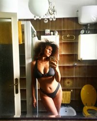 roberta procida in bagno.jpg