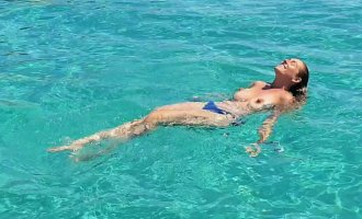 amanda topless swim 3.jpg