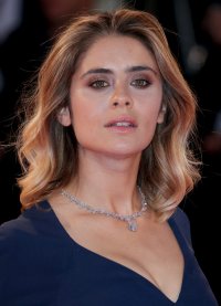 Greta-Scaranos-Lob-with-Blonde-and-Honey-Highlights-1440x1989.jpg