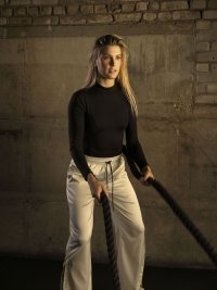 eugenie-bouchard-for-new-balance-x-bandier-collection-december-2021-12.jpg