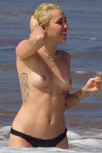 Miley-Cyrus-Topless-on-the-Beach-in-Hawaii-04-760x1140.jpg