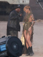 20147_Rihanna_filming_a_music_video_for_her_song_Hard-5_122_937lo.jpg