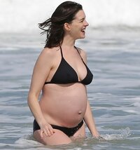pregnant-anne-hathaway-in-bikini-at-a-beach-in-hawaii-01-03-2016_34.jpg