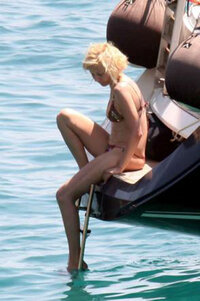 Antonella-Elia-Hot-Tanga-lato-B-Nudo-Bikini-Estate-Mare-Giannutri-13-Luglio-2011-5.jpg