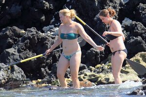 amy schumer in bikini 05.jpg