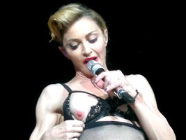 madonna-boob-flash-turkey-08.jpg