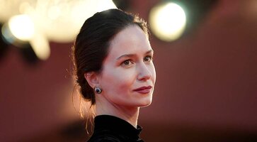 Katherine Waterston.jpg