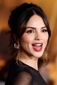 324432051_324347650_eiza-1.jpg