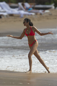 padma lakshmi in bikini 08.jpg