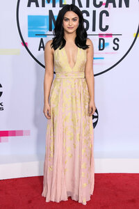 camila mendes al gala (01).jpg