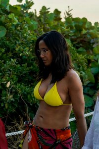 padma lakshmi in bikini (06).jpg