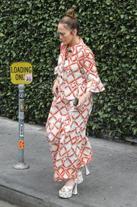 Jennifer_Lopez_out_for_lunch_in_West_Hollywood_06-10-2023__11_.jpg