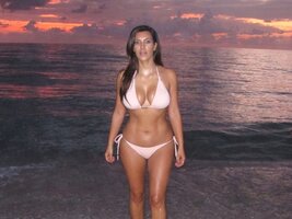 4Kim-Kardashian-Bikini-Miami-900x675.jpg