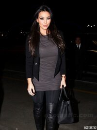 6607_kim-kardashian-black-boots-01-675x900.jpg