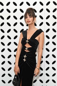 emily-ratajkowski-sultry-beauty-british-vogue-summer-party-17.jpg