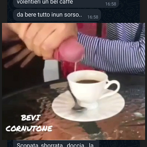 MIA MOGLIE MI PREPARA UNA BELLA TAZZA DI CAFFÈ